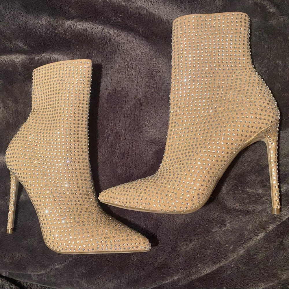 LIKE NEW size 7 Steve madden rhinestone booties